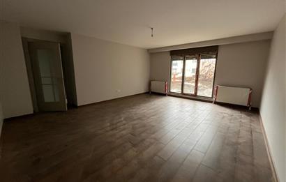 MİNİBÜSE , METROYA YÜRÜME MESAFELİ GENİŞ AYRI MUTFAKLI 2+1