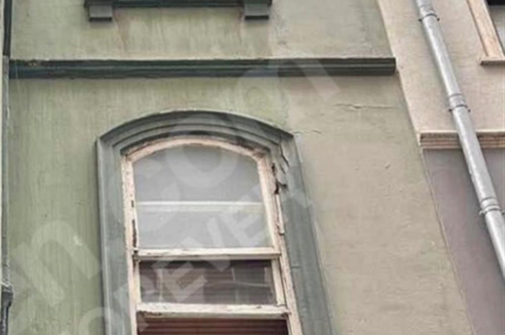 GALATA KULESİNE KOMŞU TARİHİ BİNADA YÜKSEK TAVAN SATILIK DAİRE