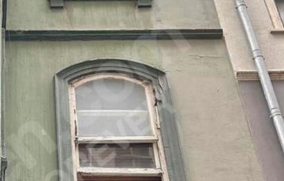 GALATA KULESİNE KOMŞU TARİHİ BİNADA YÜKSEK TAVAN SATILIK DAİRE