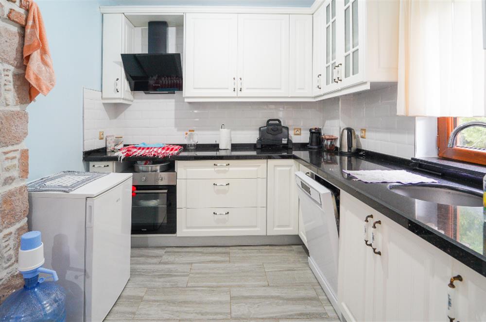 Ayvalık Sefa Çamlık'ta Satılık, 3+1, Taş Villa. Özel Mimari