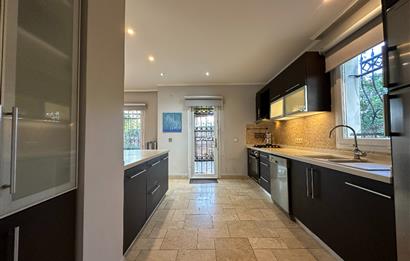 Eskiçeşme'de Geniş Bahçeli ve Havuzlu Satılık Villa