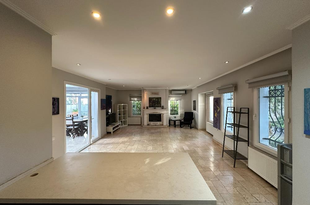 Eskiçeşme'de Geniş Bahçeli ve Havuzlu Satılık Villa