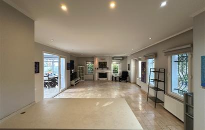 Eskiçeşme'de Geniş Bahçeli ve Havuzlu Satılık Villa