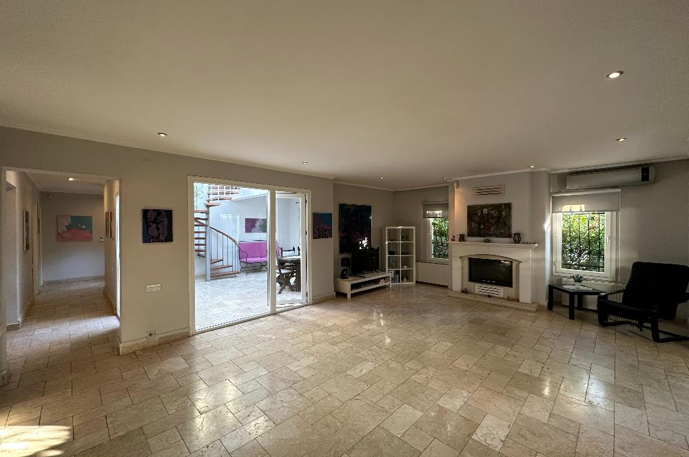 Eskiçeşme'de Geniş Bahçeli ve Havuzlu Satılık Villa