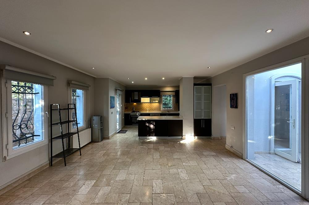 Eskiçeşme'de Geniş Bahçeli ve Havuzlu Satılık Villa