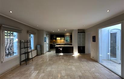 Eskiçeşme'de Geniş Bahçeli ve Havuzlu Satılık Villa