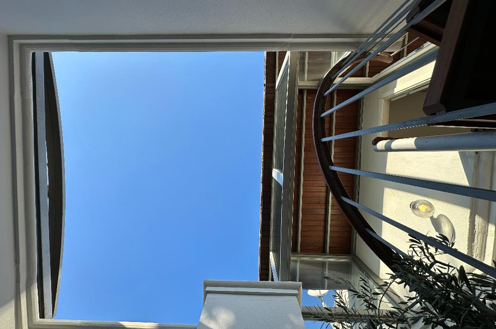 Eskiçeşme'de Geniş Bahçeli ve Havuzlu Satılık Villa