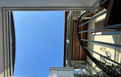 Eskiçeşme'de Geniş Bahçeli ve Havuzlu Satılık Villa