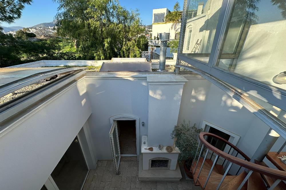 Eskiçeşme'de Geniş Bahçeli ve Havuzlu Satılık Villa