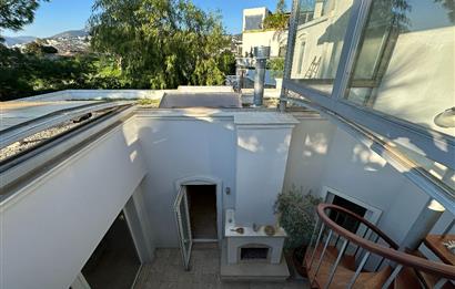 Eskiçeşme'de Geniş Bahçeli ve Havuzlu Satılık Villa