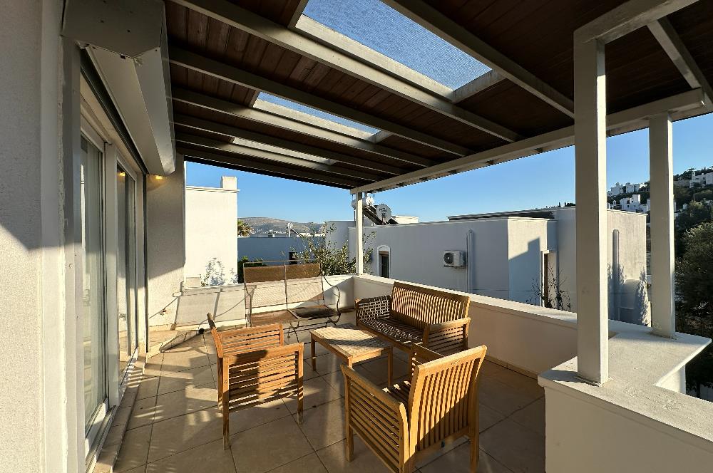 Eskiçeşme'de Geniş Bahçeli ve Havuzlu Satılık Villa