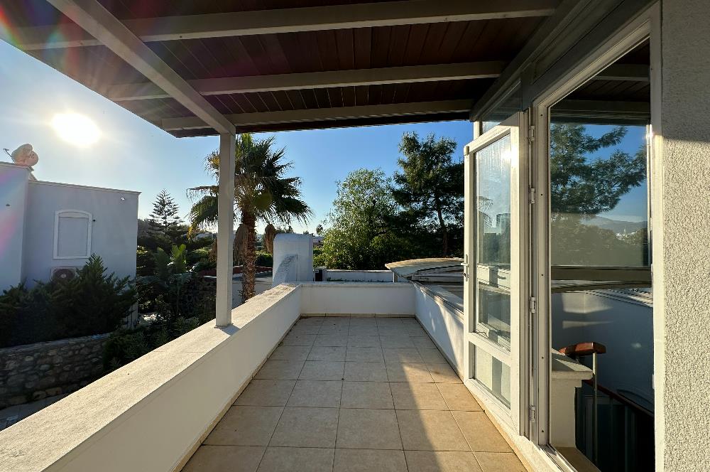 Eskiçeşme'de Geniş Bahçeli ve Havuzlu Satılık Villa