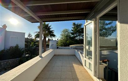 Eskiçeşme'de Geniş Bahçeli ve Havuzlu Satılık Villa