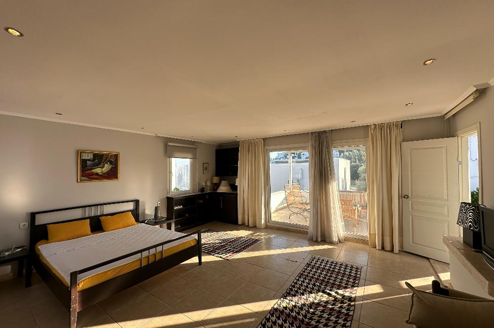 Eskiçeşme'de Geniş Bahçeli ve Havuzlu Satılık Villa