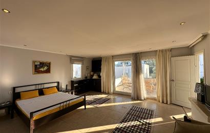 Eskiçeşme'de Geniş Bahçeli ve Havuzlu Satılık Villa