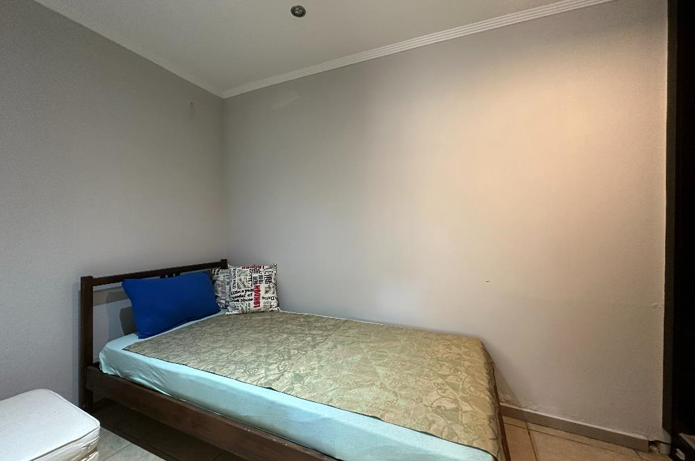 Eskiçeşme'de Geniş Bahçeli ve Havuzlu Satılık Villa