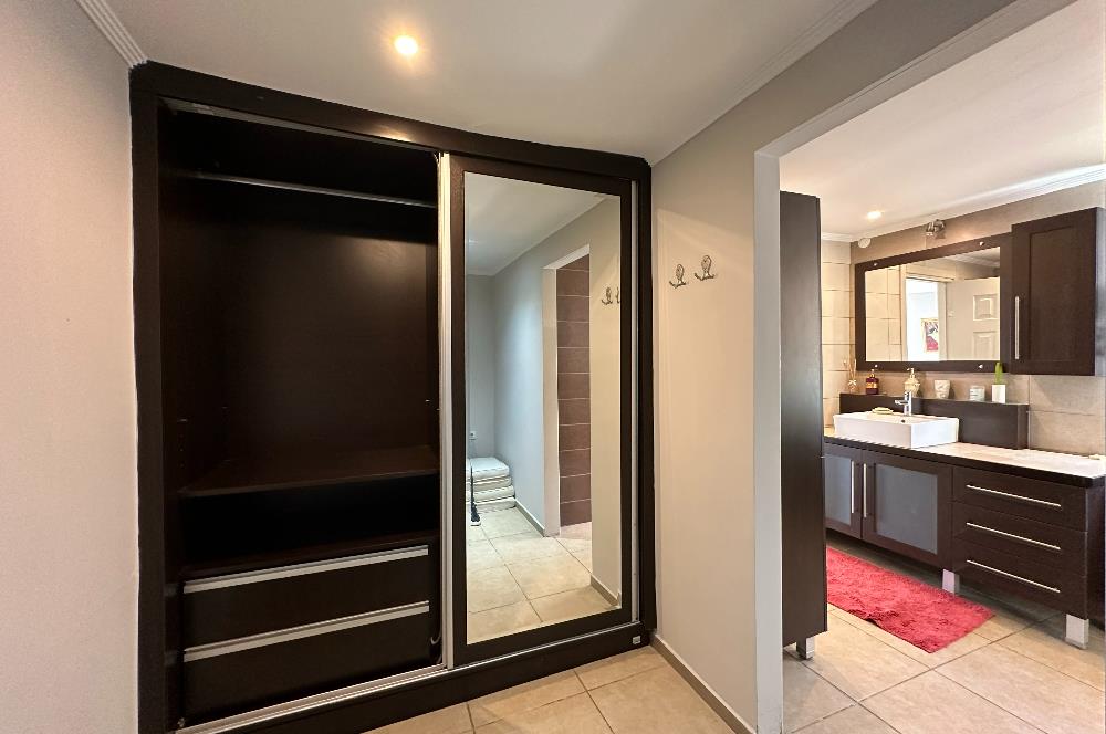 Eskiçeşme'de Geniş Bahçeli ve Havuzlu Satılık Villa