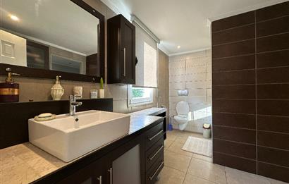 Eskiçeşme'de Geniş Bahçeli ve Havuzlu Satılık Villa