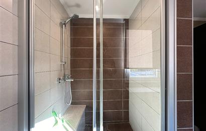 Eskiçeşme'de Geniş Bahçeli ve Havuzlu Satılık Villa