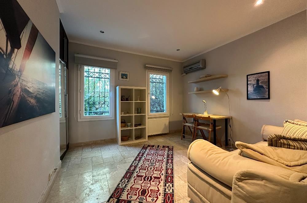 Eskiçeşme'de Geniş Bahçeli ve Havuzlu Satılık Villa