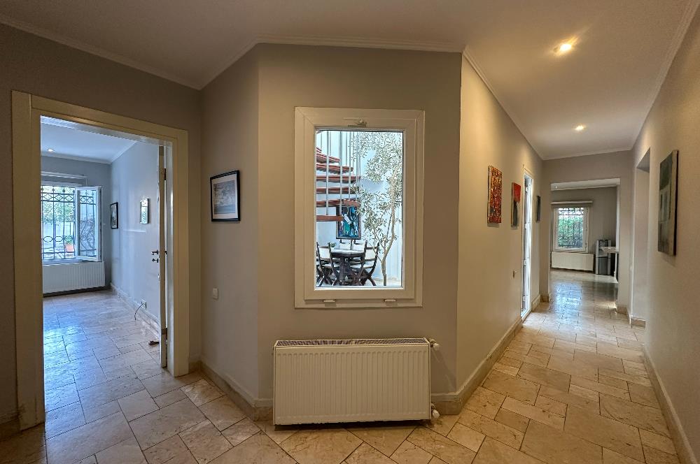 Eskiçeşme'de Geniş Bahçeli ve Havuzlu Satılık Villa