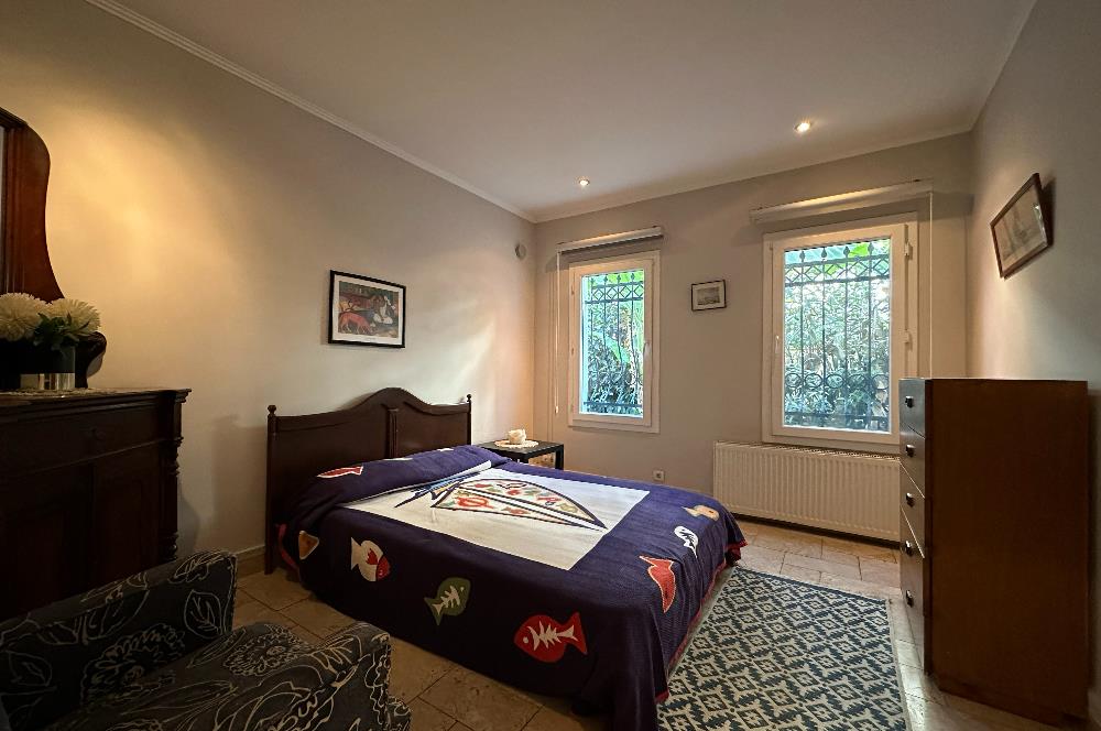 Eskiçeşme'de Geniş Bahçeli ve Havuzlu Satılık Villa