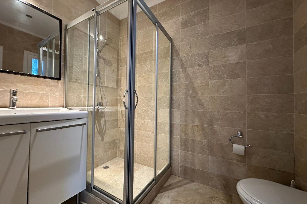 Eskiçeşme'de Geniş Bahçeli ve Havuzlu Satılık Villa