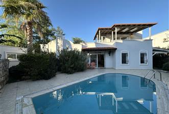 Eskiçeşme'de Geniş Bahçeli ve Havuzlu Satılık Villa - 6 - 7860