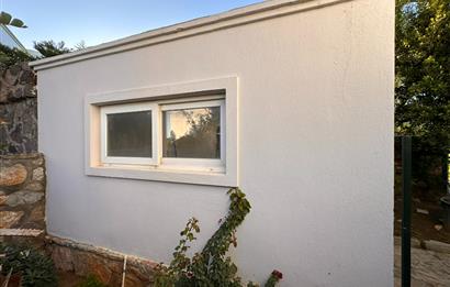 Eskiçeşme'de Geniş Bahçeli ve Havuzlu Satılık Villa