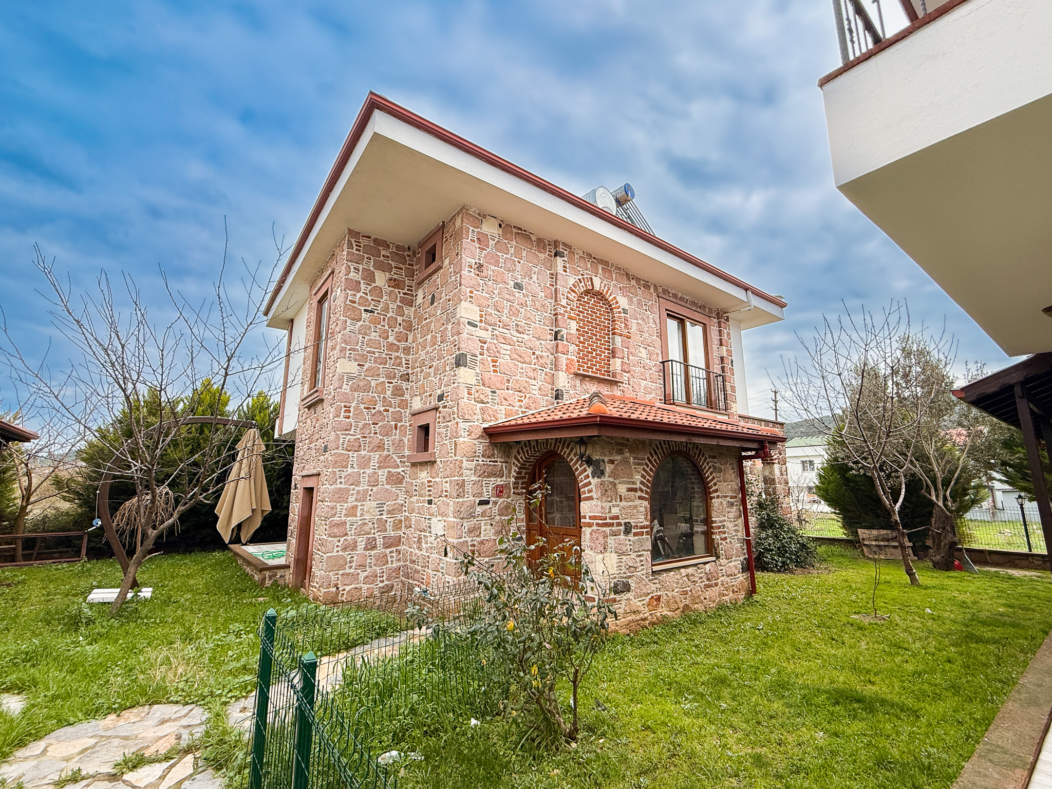 Ayvalık Sefa Çamlık'ta Satılık, 3+1, Taş Villa. Özel Mimari