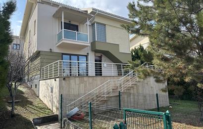 SİYASAL BAHÇEKENT'TE ÖNÜ AÇIK CEPHELİ 5+1 LÜKS KİRALIK VİLLA