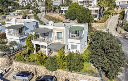 Bodrum Yokuşbaşı Kale ve Deniz Manzaralı Satılık Müstakil Villa