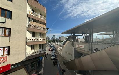 Bayraklı Sevgi Yolu'nda Satılık Dükkan