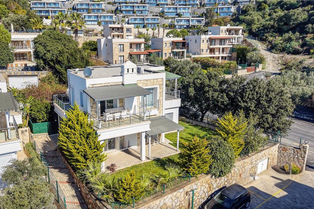 Bodrum Yokuşbaşı Kale ve Deniz Manzaralı Satılık Müstakil Villa