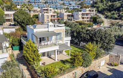 Bodrum Yokuşbaşı Kale ve Deniz Manzaralı Satılık Müstakil Villa