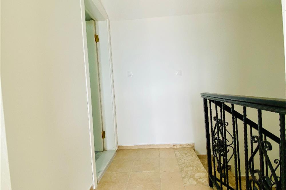 DİDİM AKBÜK’TE DENİZ MANZARALI, HAVUZLU SİTEDE SATILIK EŞYALI 2+1 DUBLEKS DAİRE