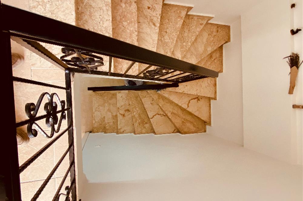 DİDİM AKBÜK’TE DENİZ MANZARALI, HAVUZLU SİTEDE SATILIK EŞYALI 2+1 DUBLEKS DAİRE