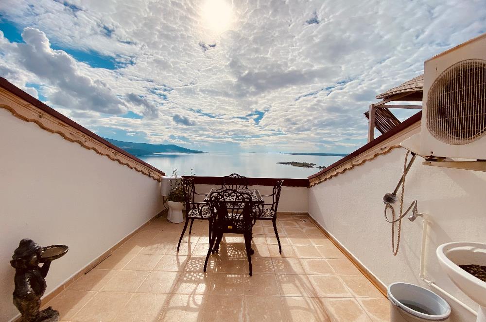 DİDİM AKBÜK’TE DENİZ MANZARALI, HAVUZLU SİTEDE SATILIK EŞYALI 2+1 DUBLEKS DAİRE