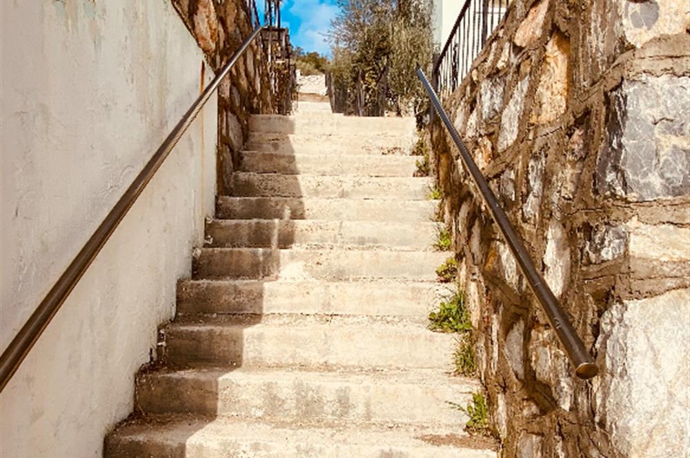 DİDİM AKBÜK’TE DENİZ MANZARALI, HAVUZLU SİTEDE SATILIK EŞYALI 2+1 DUBLEKS DAİRE