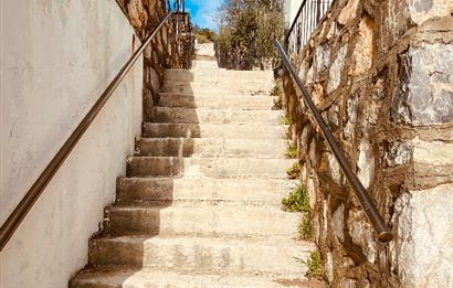 DİDİM AKBÜK’TE DENİZ MANZARALI, HAVUZLU SİTEDE SATILIK EŞYALI 2+1 DUBLEKS DAİRE