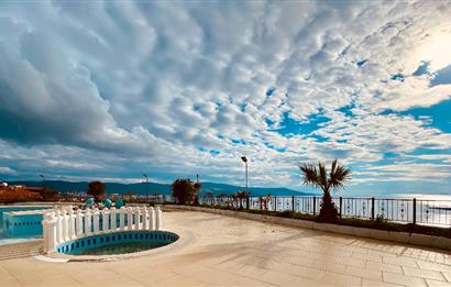 DİDİM AKBÜK’TE DENİZ MANZARALI, HAVUZLU SİTEDE SATILIK EŞYALI 2+1 DUBLEKS DAİRE