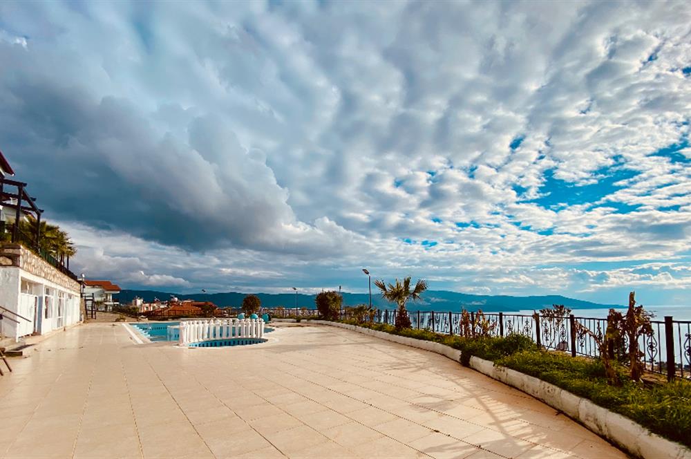 DİDİM AKBÜK’TE DENİZ MANZARALI, HAVUZLU SİTEDE SATILIK EŞYALI 2+1 DUBLEKS DAİRE