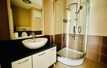 KEMER VADİ SİTESİNDE FERAH KULLANIMLI BALKONLU BEYAZ EŞYALI  1+1 DAİRE