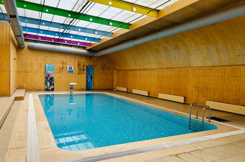 KEMER VADİ SİTESİNDE FERAH KULLANIMLI BALKONLU BEYAZ EŞYALI  1+1 DAİRE