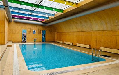 KEMER VADİ SİTESİNDE FERAH KULLANIMLI BALKONLU BEYAZ EŞYALI  1+1 DAİRE