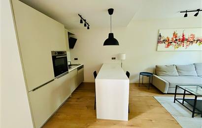 C21 DEN KEMERBURGAZ HİM CADDE’DE 1+1 MODERN EŞYALI ŞIK DAİRE