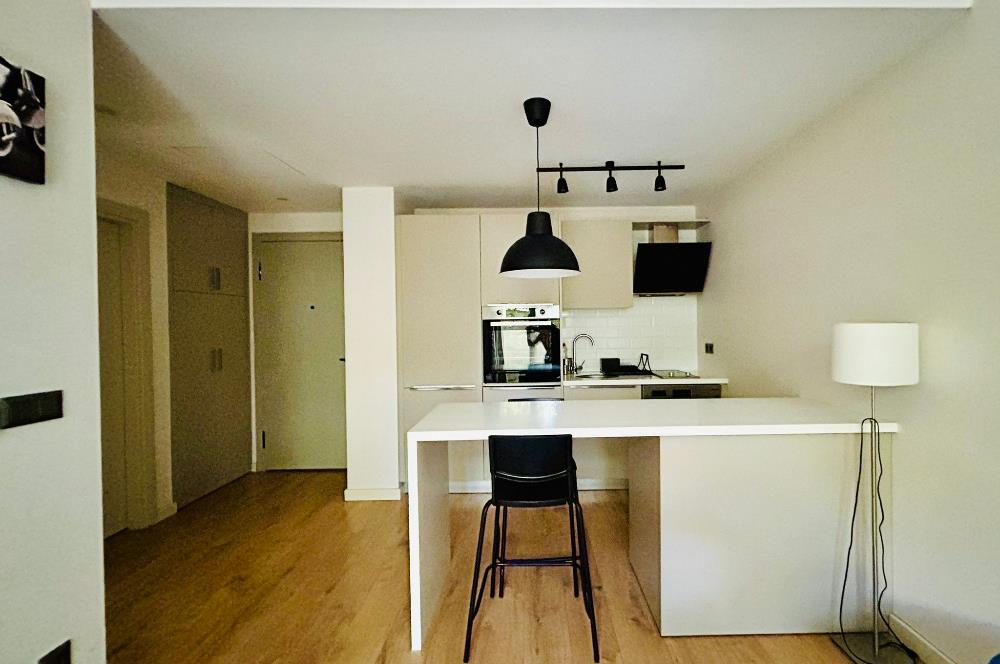 C21 DEN KEMERBURGAZ HİM CADDE’DE 1+1 MODERN EŞYALI ŞIK DAİRE