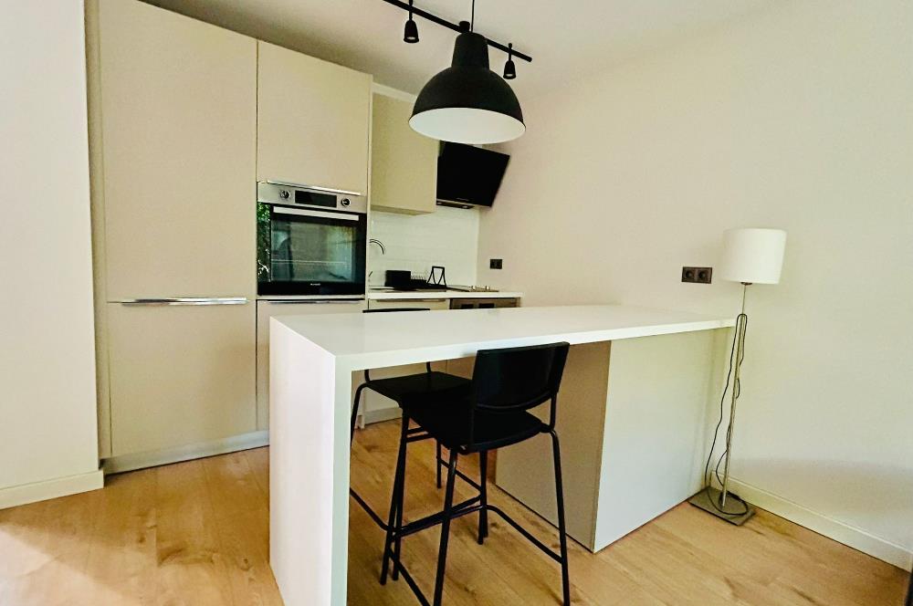 C21 DEN KEMERBURGAZ HİM CADDE’DE 1+1 MODERN EŞYALI ŞIK DAİRE