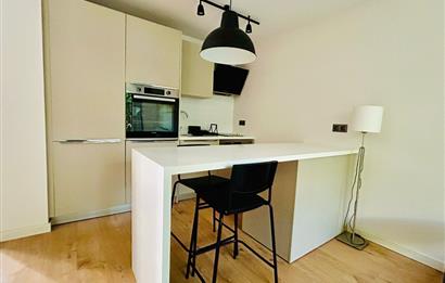 C21 DEN KEMERBURGAZ HİM CADDE’DE 1+1 MODERN EŞYALI ŞIK DAİRE