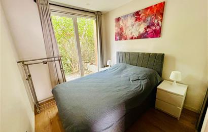 C21 DEN KEMERBURGAZ HİM CADDE’DE 1+1 MODERN EŞYALI ŞIK DAİRE